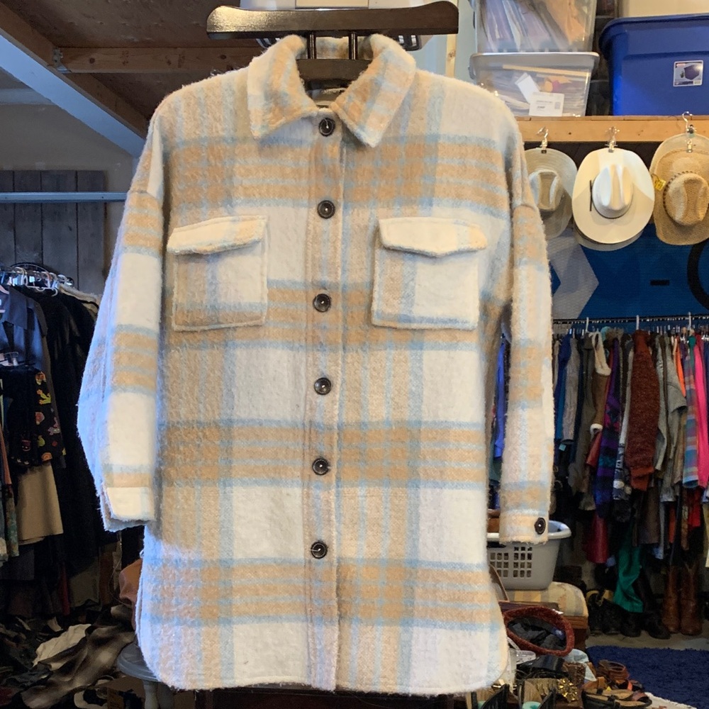 Fashion Nova Plaid Teddy Shaket in Cream and Tan